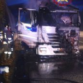 Tir in fiamme sulla A16. Nessun ferito Tir in fiamme sulla A16. Nessun ferito