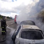 Video/Auto in fiamme sulla A16.Nessun ferito Video/Auto in fiamme sulla A16.Nessun ferito