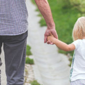 Bonus baby sitter anche per i nonni e gli zii, purché non siano conviventi Bonus baby sitter anche per i nonni e gli zii, purché non siano conviventi