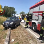 Sbanda e finisce fuori strada: 56enne trasportata al Moscati Sbanda e finisce fuori strada: 56enne trasportata al Moscati