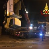 Cede il freno di un camioncino dei rifiuti e finisce in un torrente Cede il freno di un camioncino dei rifiuti e finisce in un torrente