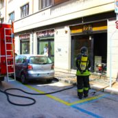 VIDEO/Incendio in una boutique di Avellino: vigili del fuoco in azione VIDEO/Incendio in una boutique di Avellino: vigili del fuoco in azione