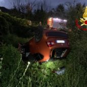 Sbandano con l’auto e finiscono in una scarpata: 4 ragazzi feriti Sbandano con l’auto e finiscono in una scarpata: 4 ragazzi feriti