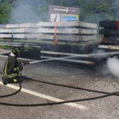 VIDEO/Incendio sulla Napoli-Canosa: prende fuoco un autotreno VIDEO/Incendio sulla Napoli-Canosa: prende fuoco un autotreno
