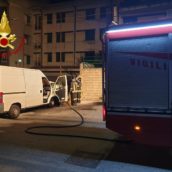 VIDEO/Furgone in fiamme nella notte a Contrada. Accertamenti in corso VIDEO/Furgone in fiamme nella notte a Contrada. Accertamenti in corso