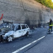 Incendio ad un’autovettura in transito sulla A16. Nessuna conseguenza per l’uomo alla guida Incendio ad un’autovettura in transito sulla A16. Nessuna conseguenza per l’uomo alla guida