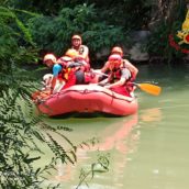 Cane intrappolato sulla riva del fiume: salvato dai caschi rossi Cane intrappolato sulla riva del fiume: salvato dai caschi rossi