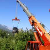 VIDEO/Sbanda con l’auto e finisce in un dirupo: 35enne ferita trasportata al Moscati VIDEO/Sbanda con l’auto e finisce in un dirupo: 35enne ferita trasportata al Moscati