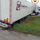 Autotreno finisce fuoristrada e rimane bloccato : nessun ferito