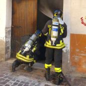 Montefalcione, fiamme in un deposito: nessun ferito Montefalcione, fiamme in un deposito: nessun ferito