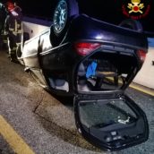 Auto sbanda e si ribalta sulla A16: tre persone coinvolte Auto sbanda e si ribalta sulla A16: tre persone coinvolte
