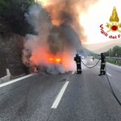 Auto prende fuoco sull’autostrada. Nessun ferito Auto prende fuoco sull’autostrada. Nessun ferito