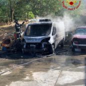 Prende fuoco un furgone nel piazzale di un’autofficina. È successo a Montecalvo Irpino Prende fuoco un furgone nel piazzale di un’autofficina. È successo a Montecalvo Irpino