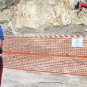 Erodono un costone roccioso per ricavare materiale utile al rifacimento del manto stradale: cinque denunciati Erodono un costone roccioso per ricavare materiale utile al rifacimento del manto stradale: cinque denunciati