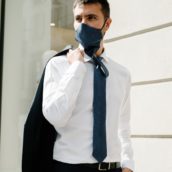 Ecco la mascherina-cravatta per rispettare le norme di sicurezza senza rinunciare allo stile Ecco la mascherina-cravatta per rispettare le norme di sicurezza senza rinunciare allo stile