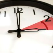 Nella notte tra il 24 e il 25 ottobre sposteremo le lancette indietro di un’ora, sarà l’ultima volta? Nella notte tra il 24 e il 25 ottobre sposteremo le lancette indietro di un’ora, sarà l’ultima volta?