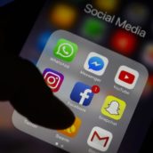 YouTube e Facebook rimuoveranno i contenuti antivaccinisti YouTube e Facebook rimuoveranno i contenuti antivaccinisti