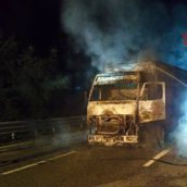 VIDEO/Autocarro che trasportava frutta in fiamme sulla A16. Nessun ferito