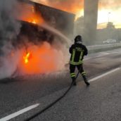 VIDEO/Autoarticolato in fiamme sulla A16: nessun ferito VIDEO/Autoarticolato in fiamme sulla A16: nessun ferito