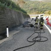 Fiamme ad un’autovettura sulla A16: nessun ferito Fiamme ad un’autovettura sulla A16: nessun ferito