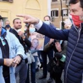 VIDEO/Roma, polizia ferma Montesano senza mascherina e lui sbotta: “Non riesco a respirare” VIDEO/Roma, polizia ferma Montesano senza mascherina e lui sbotta: “Non riesco a respirare”
