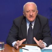 Scuola, De Luca:”Da lunedì chiuse tutte le scuole in Campania” Scuola, De Luca:”Da lunedì chiuse tutte le scuole in Campania”