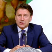 Conte: “Troppi contagi, bisogna agire subito”. Regioni suddivise in tre zone di rischio Conte: “Troppi contagi, bisogna agire subito”. Regioni suddivise in tre zone di rischio