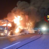 Camion in fiamme nella notte sulla A16: paura per il conducente Camion in fiamme nella notte sulla A16: paura per il conducente