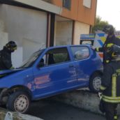 Finiscono con l’auto contro un muretto ad Avellino: feriti anziani coniugi Finiscono con l’auto contro un muretto ad Avellino: feriti anziani coniugi