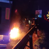 Autostrada A16, ancora un autocarro in fiamme Autostrada A16, ancora un autocarro in fiamme