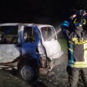 VIDEO/Montoro, auto in fiamme nella notte: indagini in corso