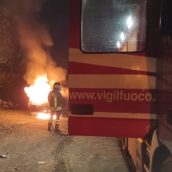 Atripalda, auto in fiamme sulla Variante.Caschi rossi in azione Atripalda, auto in fiamme sulla Variante.Caschi rossi in azione