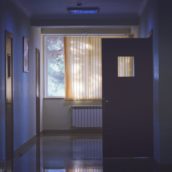 La famiglia organizza il funerale ma lui è vivo e lo trovano mentre sta facendo colazione in ospedale La famiglia organizza il funerale ma lui è vivo e lo trovano mentre sta facendo colazione in ospedale