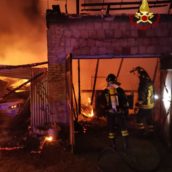 Ariano Irpino, deposito agricolo in fiamme nella notte Ariano Irpino, deposito agricolo in fiamme nella notte