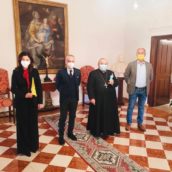 La statuina del presepe raffigurante l’infermiera che combatte il Covid in dono ai vescovi irpini. Iniziativa di Confartigianato La statuina del presepe raffigurante l’infermiera che combatte il Covid in dono ai vescovi irpini. Iniziativa di Confartigianato