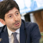 Speranza: “Aumento contagi: necessaria una zona rossa nei festivi e prefestivi dal 24 dicembre al 6 gennaio” Speranza: “Aumento contagi: necessaria una zona rossa nei festivi e prefestivi dal 24 dicembre al 6 gennaio”