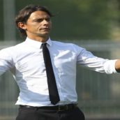 Pippo Inzaghi dona maglie autografate per aiutare cani abbandonati Pippo Inzaghi dona maglie autografate per aiutare cani abbandonati