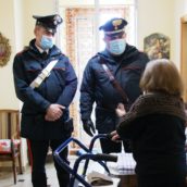 Sant’Angelo dei Lombardi, anziana sola in casa chiede aiuto e chiama i Carabinieri Sant’Angelo dei Lombardi, anziana sola in casa chiede aiuto e chiama i Carabinieri