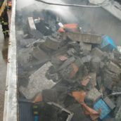 Autocarro in fiamme sulla A16: trasportava batterie esauste Autocarro in fiamme sulla A16: trasportava batterie esauste