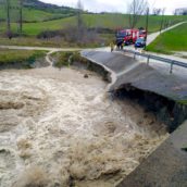 Maltempo in Irpinia: continuano gli interventi dei caschi rossi. Maltempo in Irpinia: continuano gli interventi dei caschi rossi.