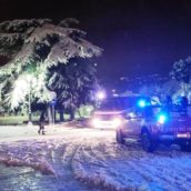 Neve in Irpinia, numerosi veicoli rimasti bloccati lungo le strade: caschi rossi in azione Neve in Irpinia, numerosi veicoli rimasti bloccati lungo le strade: caschi rossi in azione