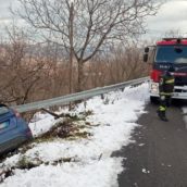 Ospedaletto d’Alpinolo, auto finisce fuori strada: caschi rossi in azione Ospedaletto d’Alpinolo, auto finisce fuori strada: caschi rossi in azione