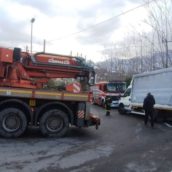 Roccabascerana, autocarro resta impantanato: recuperato e rimesso in carreggiata