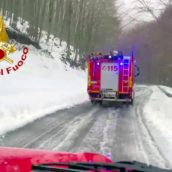 Montella, tre giovani bloccati nella neve: salvati dai caschi rossi Montella, tre giovani bloccati nella neve: salvati dai caschi rossi