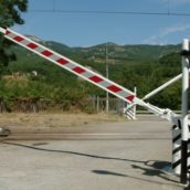 Tragedia sfiorata a San Martino Valle Caudina: barre del passaggio a livello non si chiudono Tragedia sfiorata a San Martino Valle Caudina: barre del passaggio a livello non si chiudono