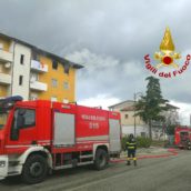 Lacedonia, abitazione in fiamme: caschi rossi e carabinieri in azione Lacedonia, abitazione in fiamme: caschi rossi e carabinieri in azione