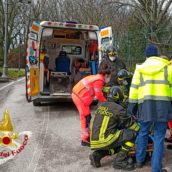 ApeCar si ribalta, anziani coniugi intrappolati: caschi rossi in azione