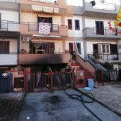 Avella, villetta residenziale in fiamme: pompieri in azione Avella, villetta residenziale in fiamme: pompieri in azione