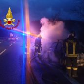 Autovettura in fiamme sulla A16: caschi rossi in azione Autovettura in fiamme sulla A16: caschi rossi in azione