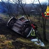 Contrada, auto sbanda e finisce fuori strada: 56enne in ospedale Contrada, auto sbanda e finisce fuori strada: 56enne in ospedale